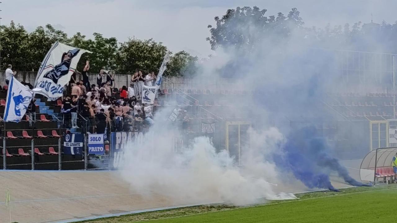 Il lancio di fumogeni durante Fiorenzuola-Prato