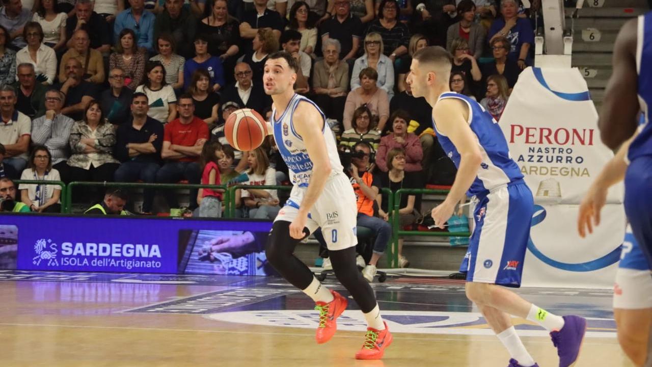 La Dinamo in svantaggio 42-46 alla fine del primo tempo con Brescia