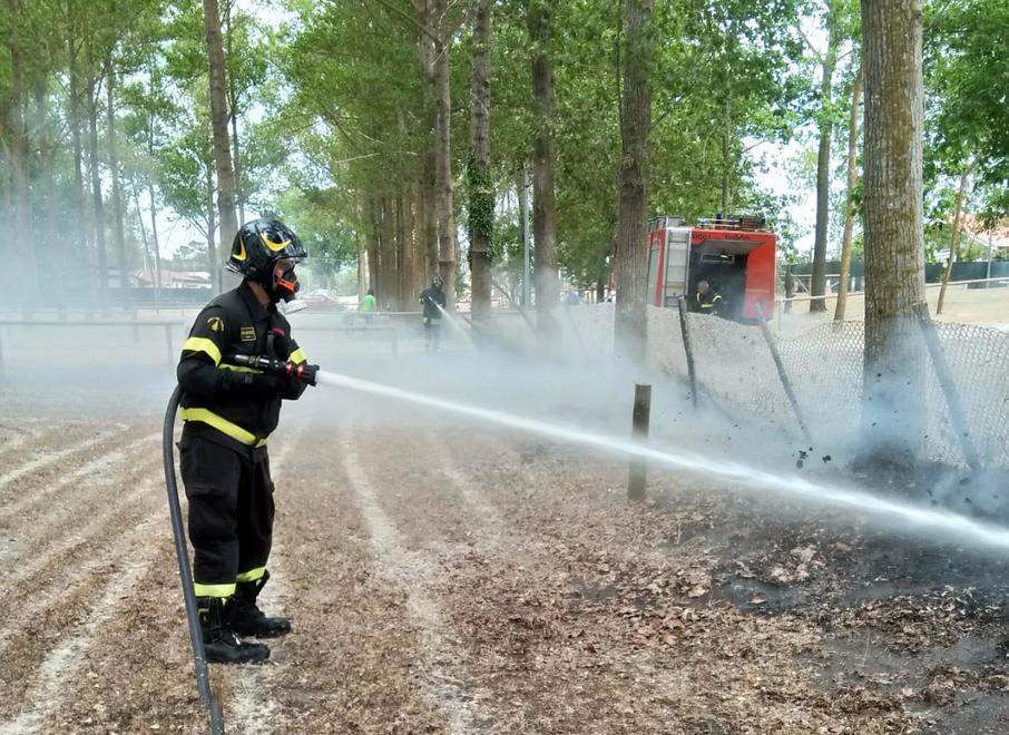 Ragazzini danno fuoco ai piumini: cinque interventi in una serata a Cento