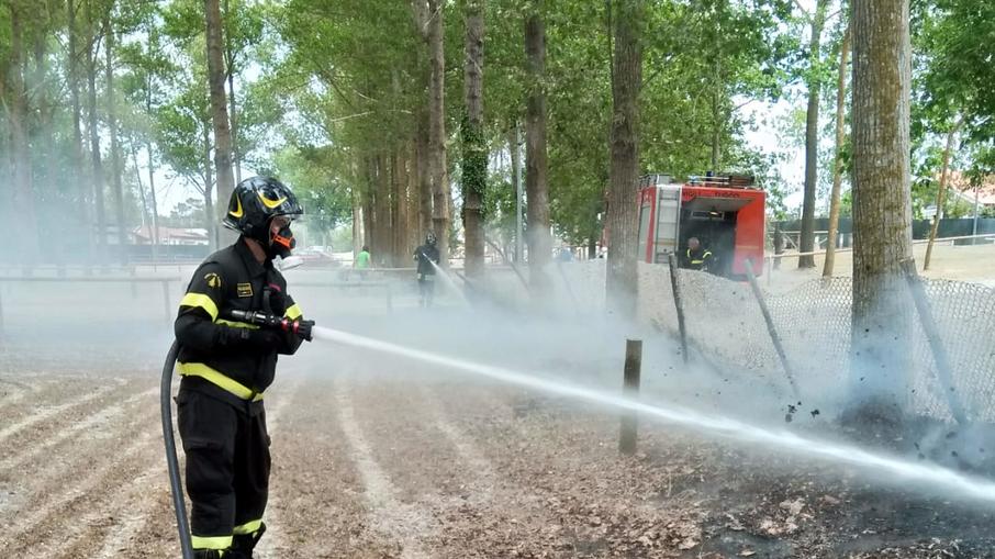 Ragazzini danno fuoco ai piumini: cinque interventi in una serata a Cento