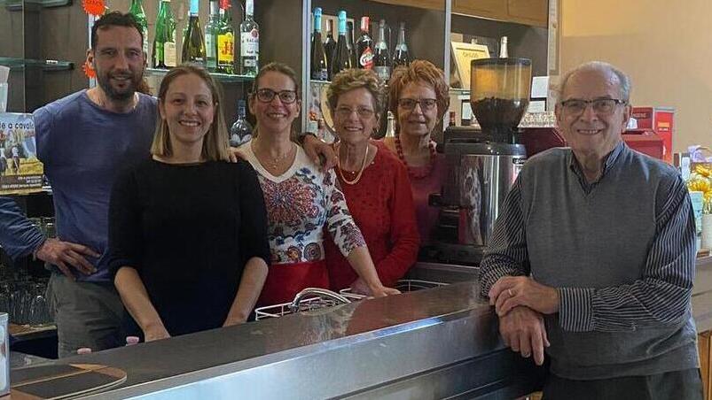 Giuliano Nesti (a destra) con la sua famiglia. A sinistra il figlio Marco