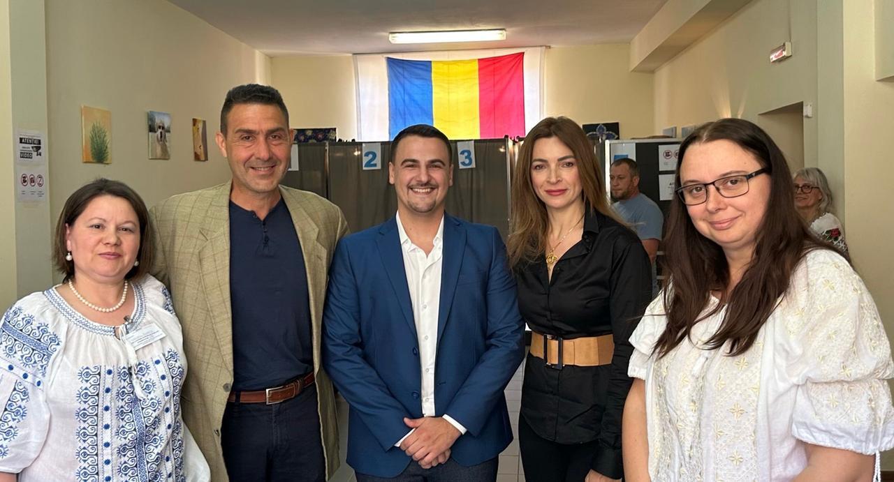 
	Il generale Vannacci al seggio di Iolo con la moglie Camelia e il consigliere Stanasel

