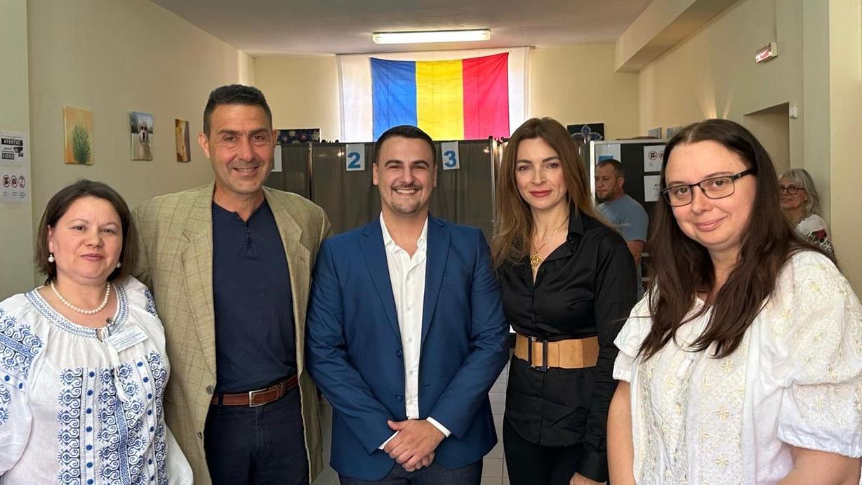 Il generale Vannacci al seggio di Iolo con la moglie Camelia e il consigliere Stanasel