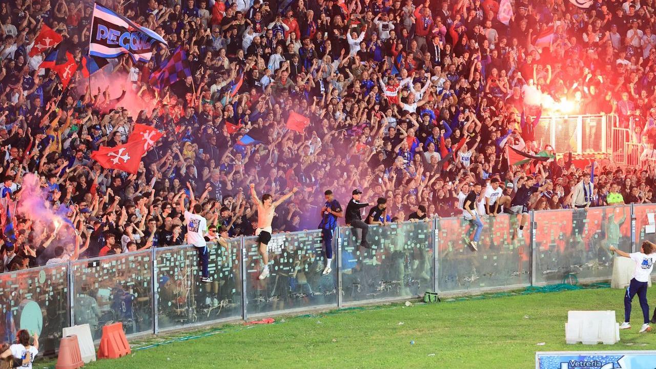 La festa dei tifosi del Pisa all'Arena per la promozione in Serie A (foto Stick)