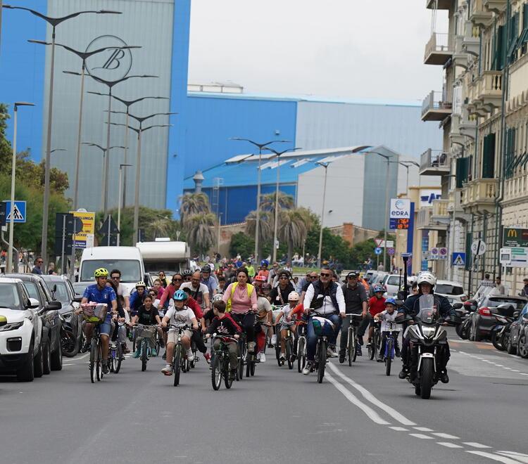 Grandi e piccini: più di mille in bici dalla stazione di Livorno alla Terrazza