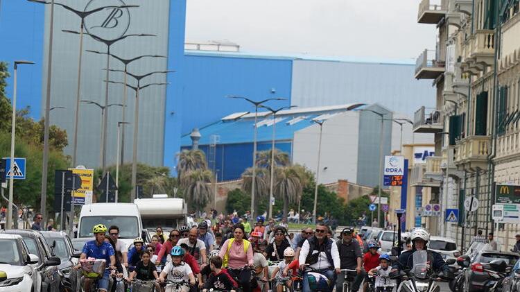 Grandi e piccini: più di mille in bici dalla stazione di Livorno alla Terrazza