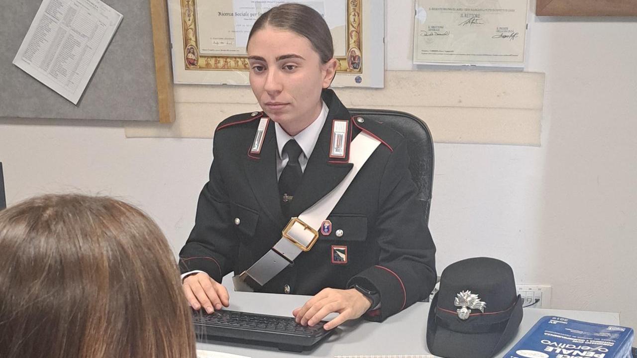 Perseguita una donna che lo respinge: 37enne denunciato con il braccialetto elettronico