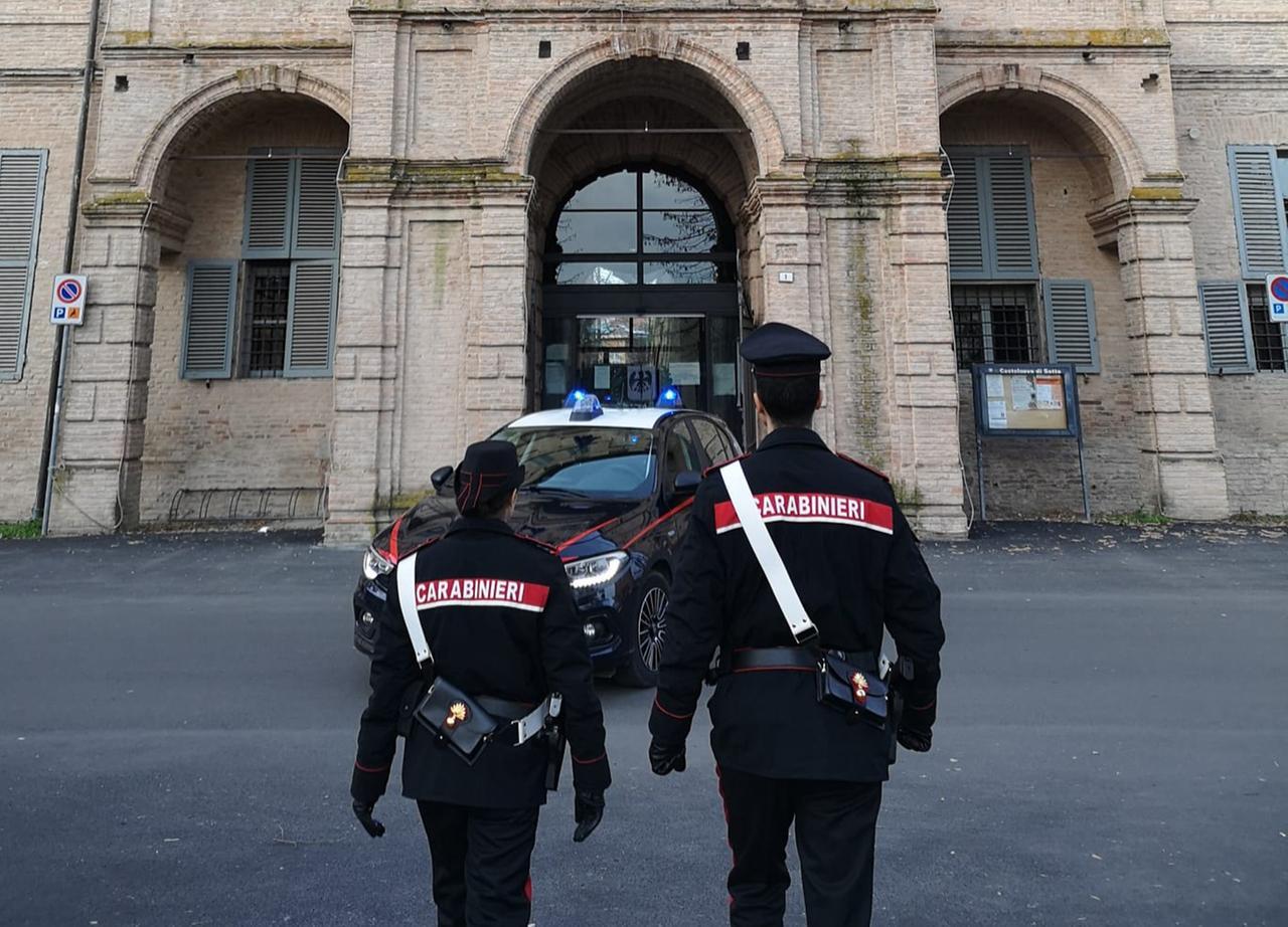 Aggredisce carabiniere libero dal servizio con una catena: arrestato