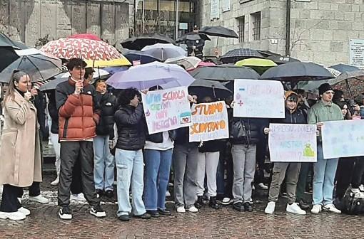 Sciopero al Cavazzi di Pavullo: corteo in centro con studenti e professori