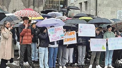 Sciopero al Cavazzi di Pavullo: corteo in centro con studenti e professori