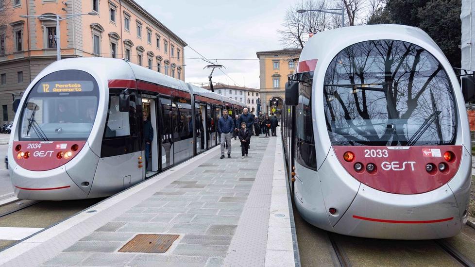 Due tram della linea cittadina (foto archivio)