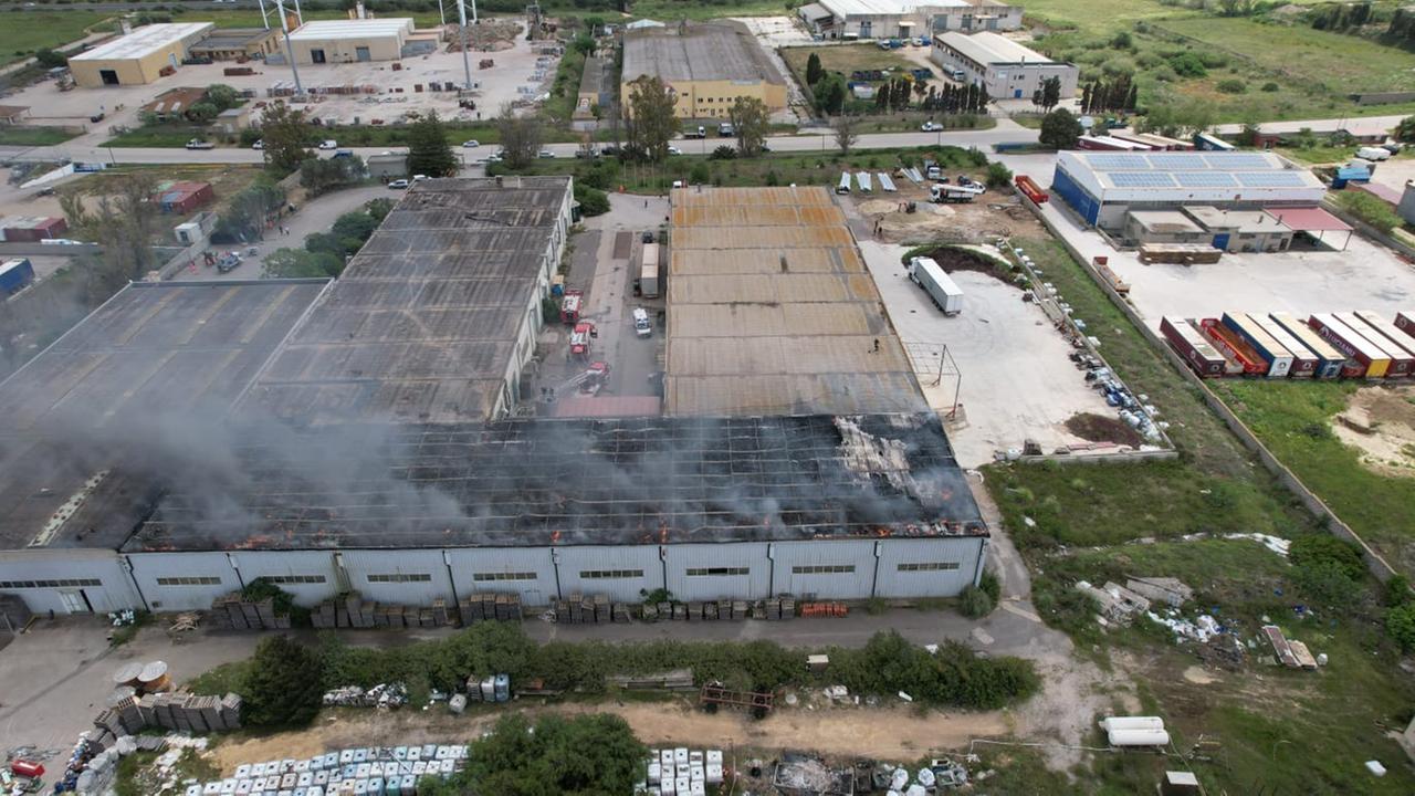Porto Torres, a fuoco un capannone nella zona industriale – FOTO E VIDEO