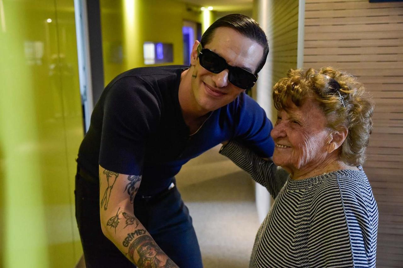 Achille Lauro a Carpi: abbracci e selfie con Edmea, fan di 100 anni