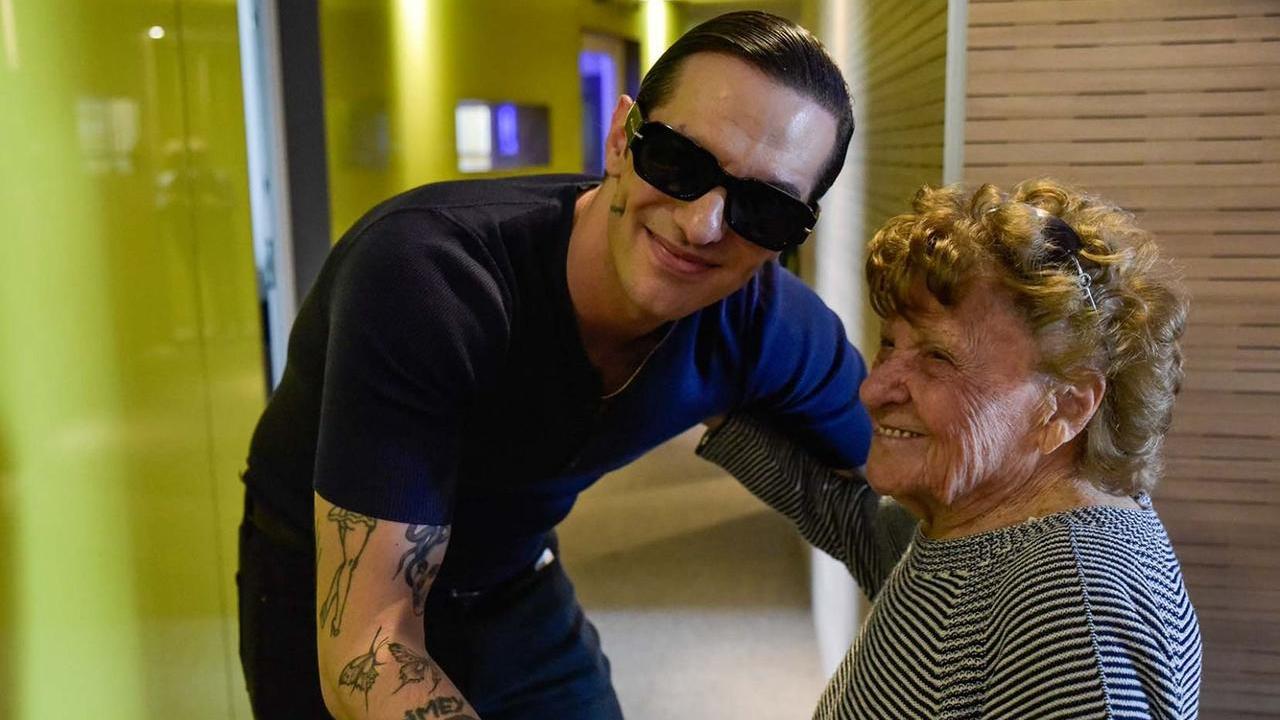 Achille Lauro a Carpi: abbracci e selfie con Edmea, fan di 100 anni