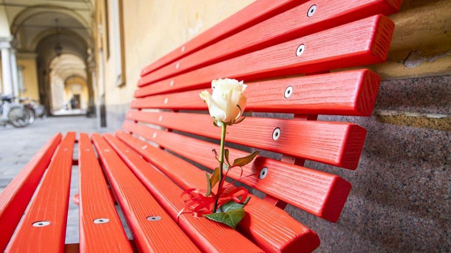 Una panchina rossa, simbolo della lotta contro la violenza sulle donne