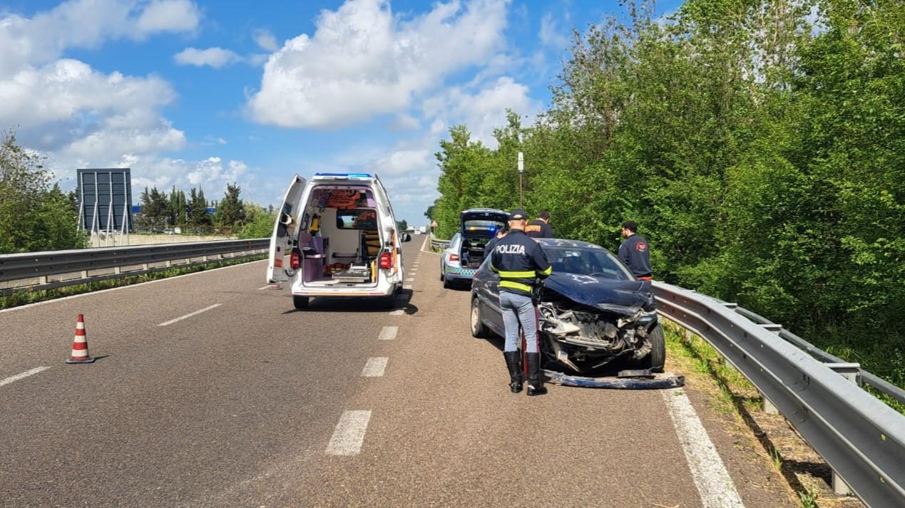 Si schianta per un colpo di sonno sulla 131, automobilista ferito