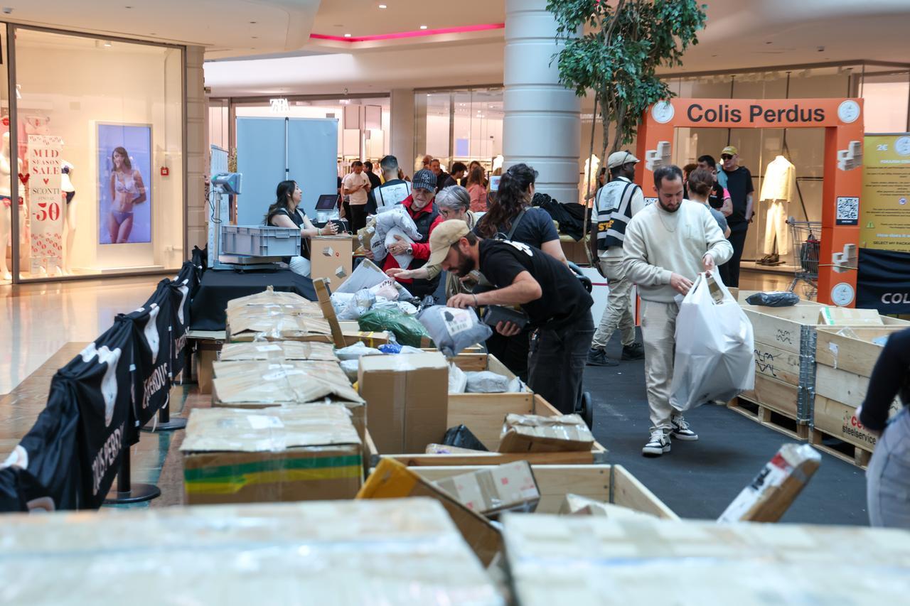 Pesca al buio, è la ruota della fortuna. Al “Castello” assalto ai pacchi smarriti