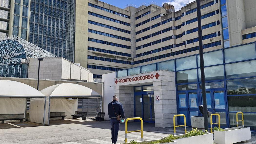 Caos al pronto soccorso, paziente forza l’ingresso e aggredisce un’infermiera