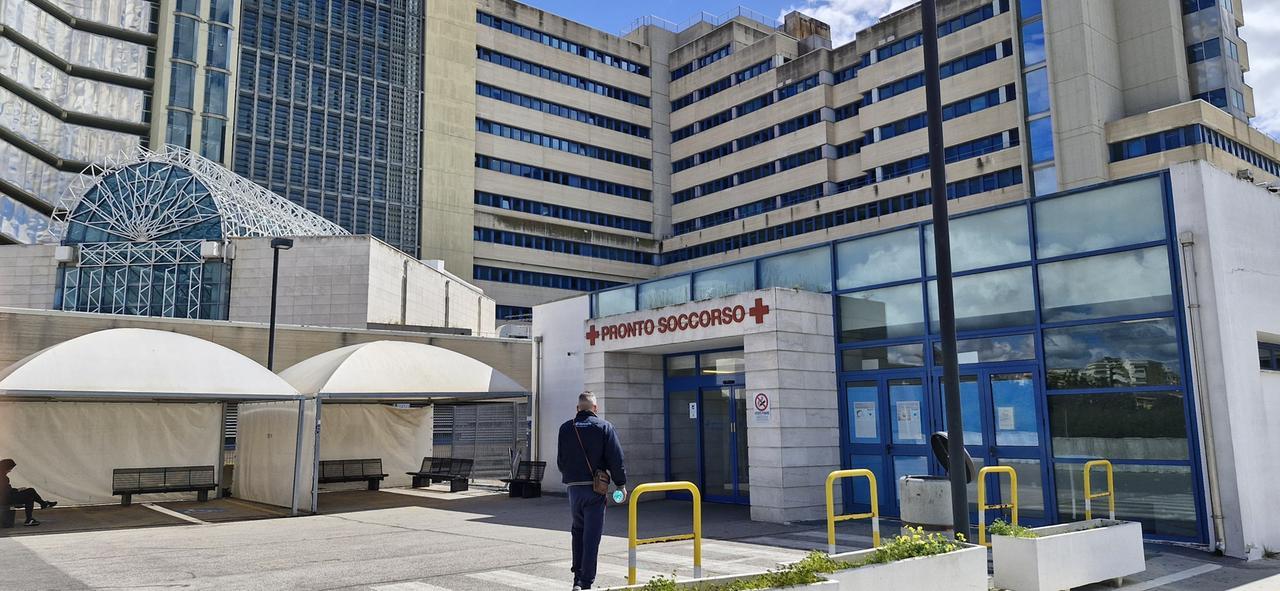 Caos al pronto soccorso, paziente forza l’ingresso e aggredisce un’infermiera