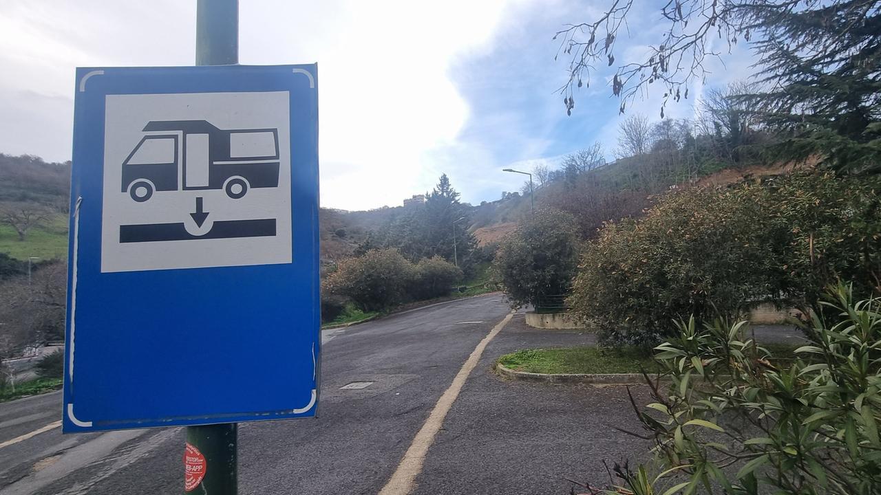 Riparte col camper e lascia a terra la moglie in vestaglia, salvata dai passanti