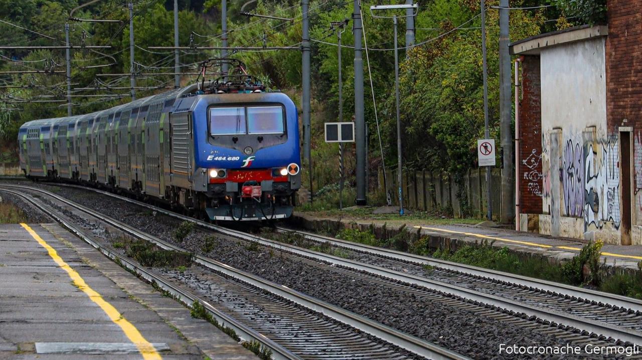 Prato, giovane donna investita dal treno, circolazione bloccata verso Pistoia
