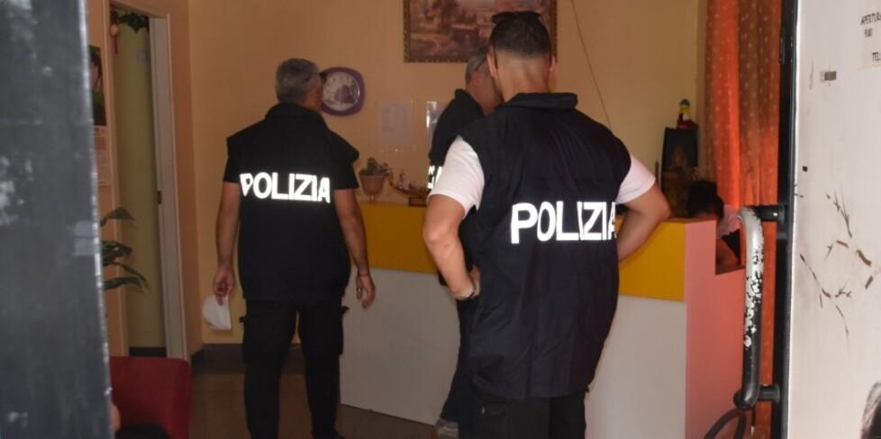La polizia in azione in uno dei tre centri massaggi