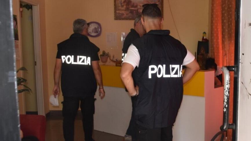La polizia in azione in uno dei tre centri massaggi