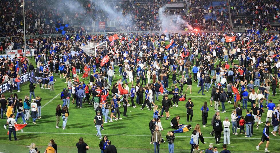 Un momento dell'invasione di campo domenica (foto Stick)