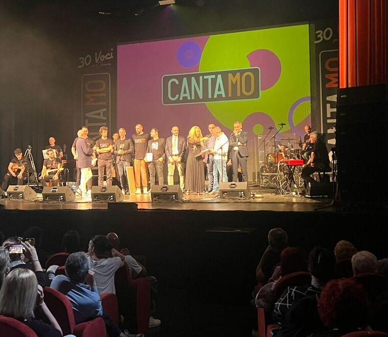 Musica e solidarietà, CantaMo dona cinque defibrillatori alla polizia locale