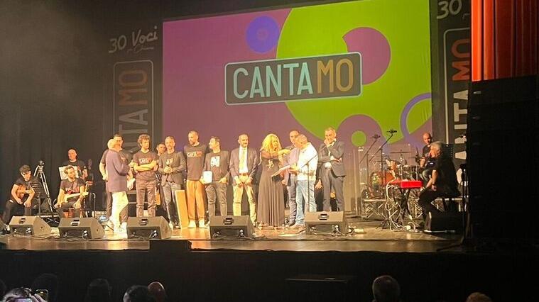 Musica e solidarietà, CantaMo dona cinque defibrillatori alla polizia locale