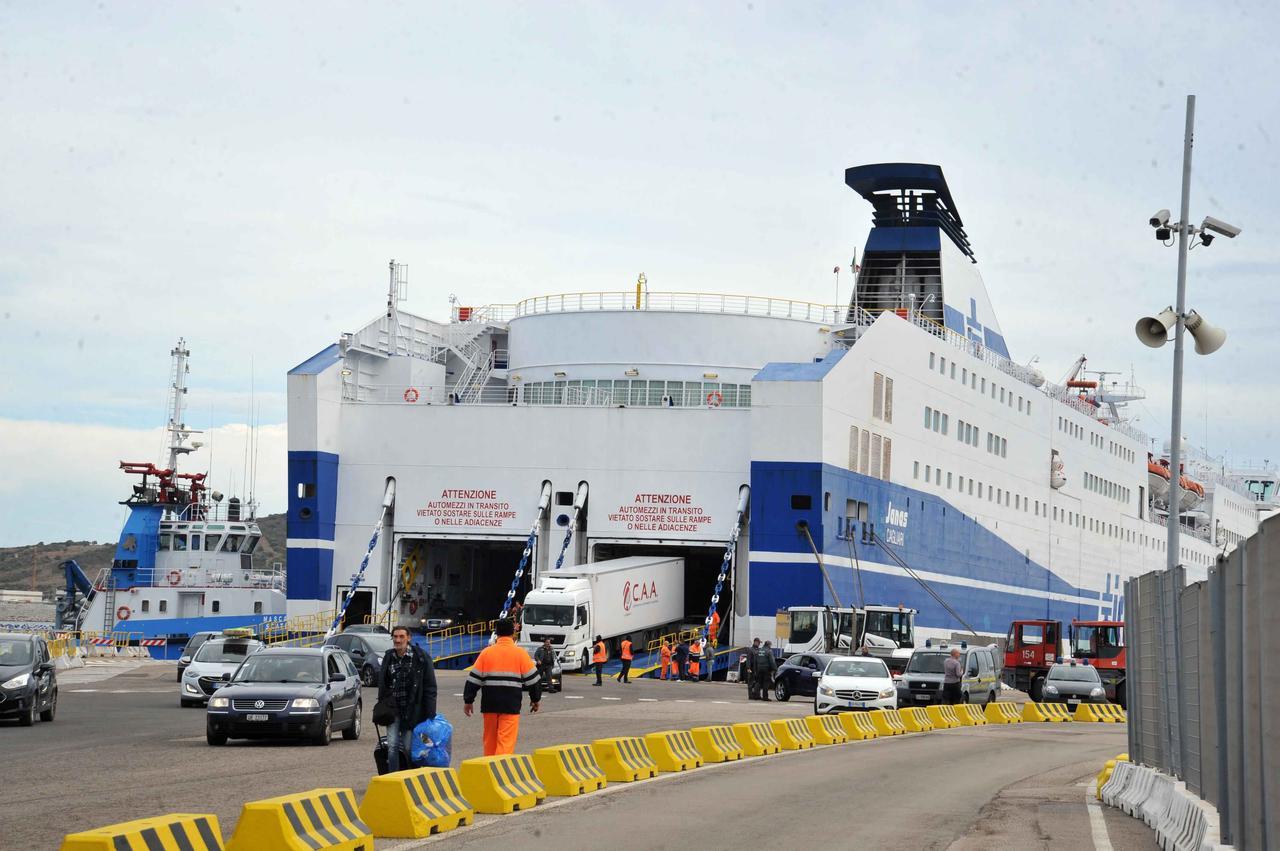 
	Un traghetto Tirrenia (foto archivio)

