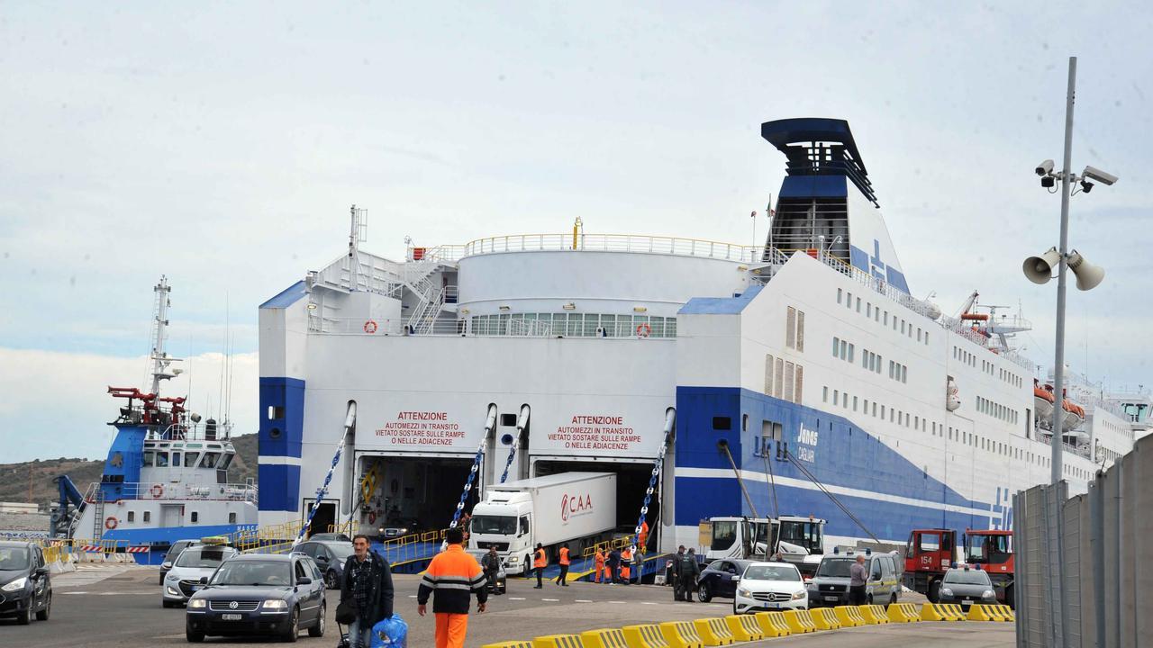 Un traghetto Tirrenia (foto archivio)