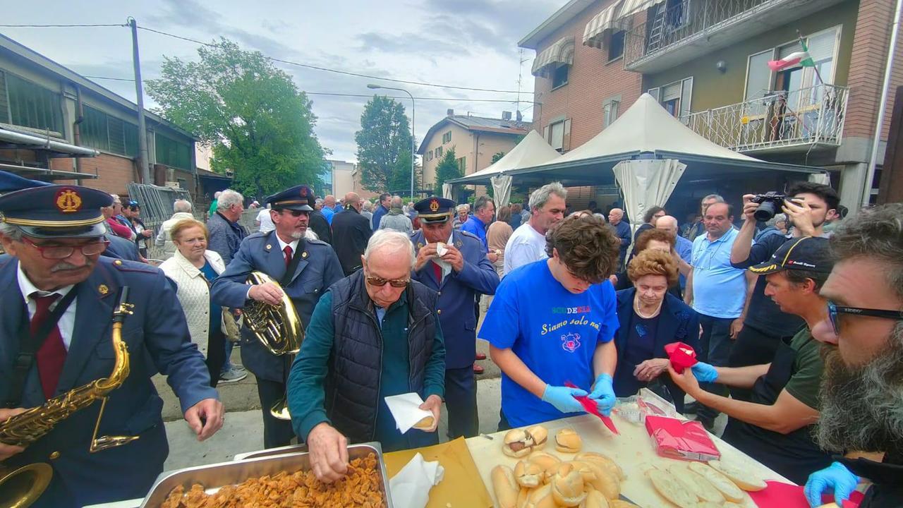 Salsiccia, ciccioli e Lambrusco al funerale di “Birèda”: «Avrebbe voluto così»