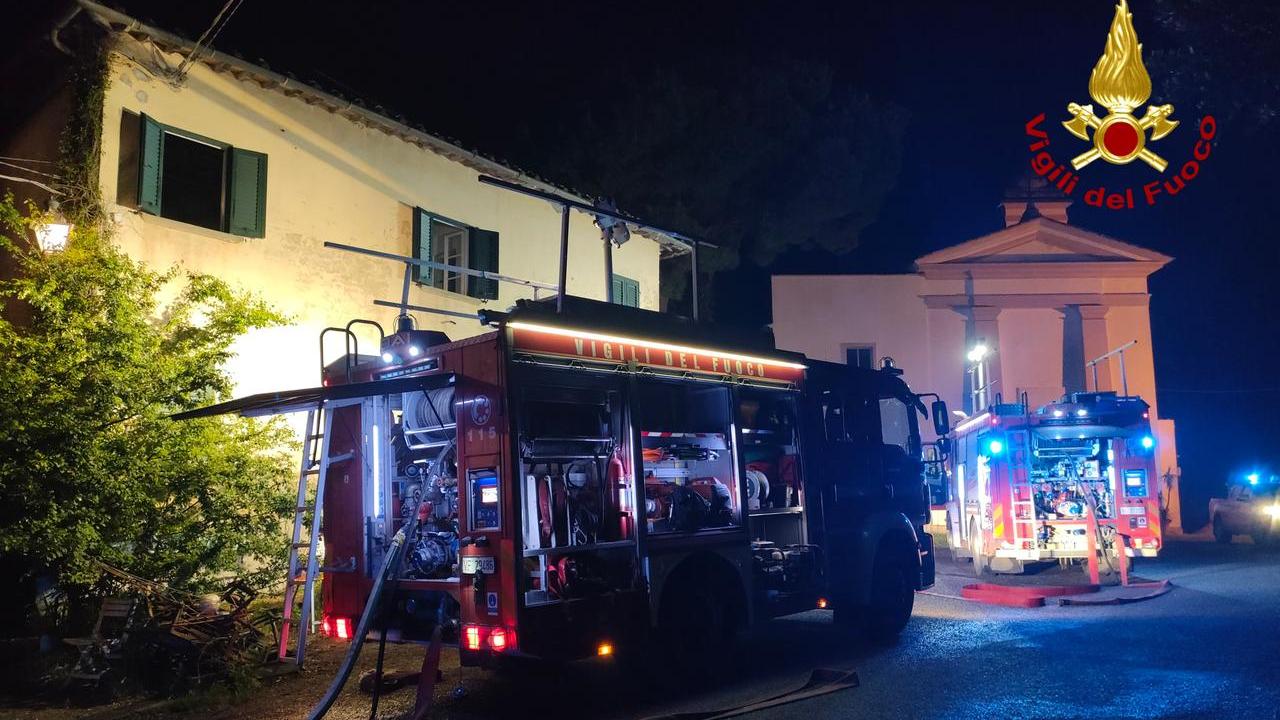 L'intervento dei vigili del fuoco nell'appartamento in fiamme