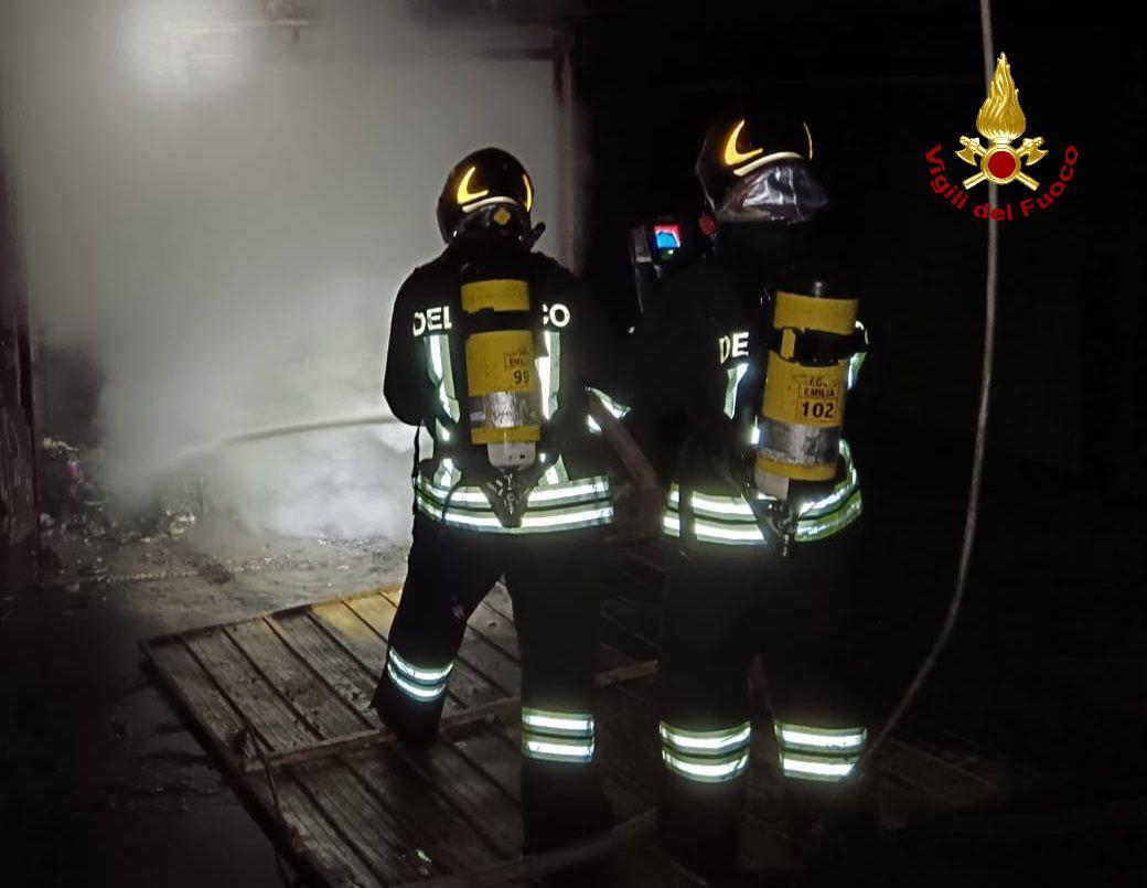 Incendio in via Turri, fiamme in un garage usato come dormitorio
