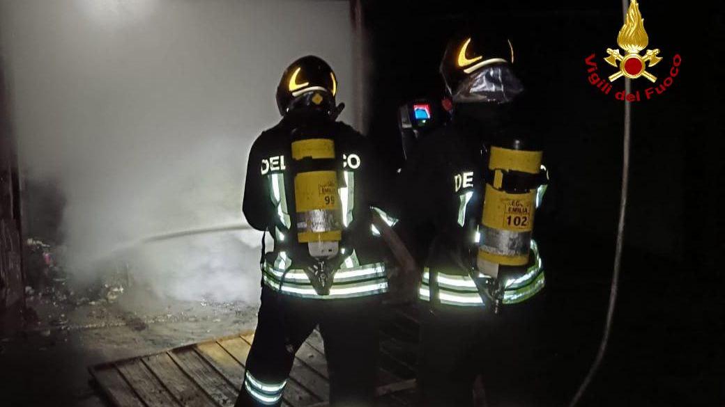 Incendio in via Turri, fiamme in un garage usato come dormitorio