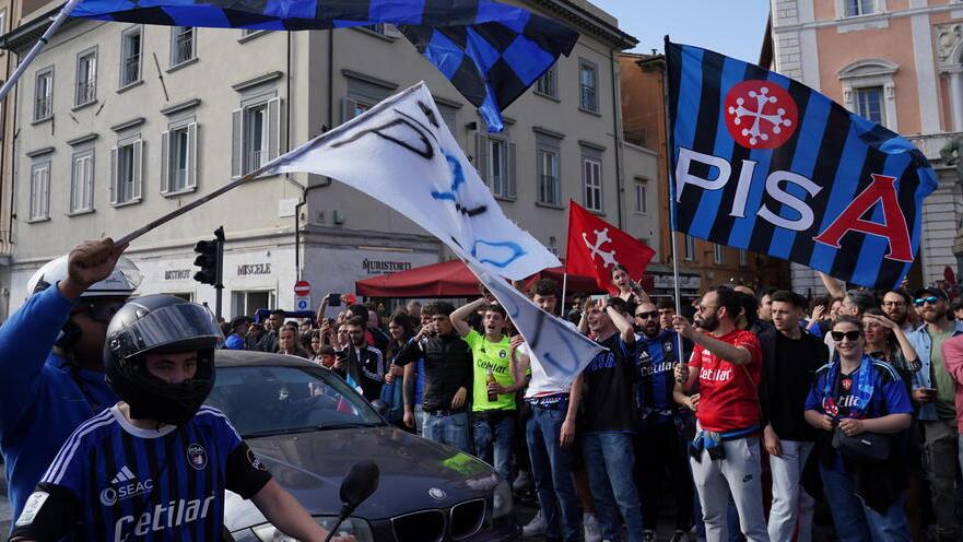 I festeggiamenti in piazza Garibaldi (foto Stick)