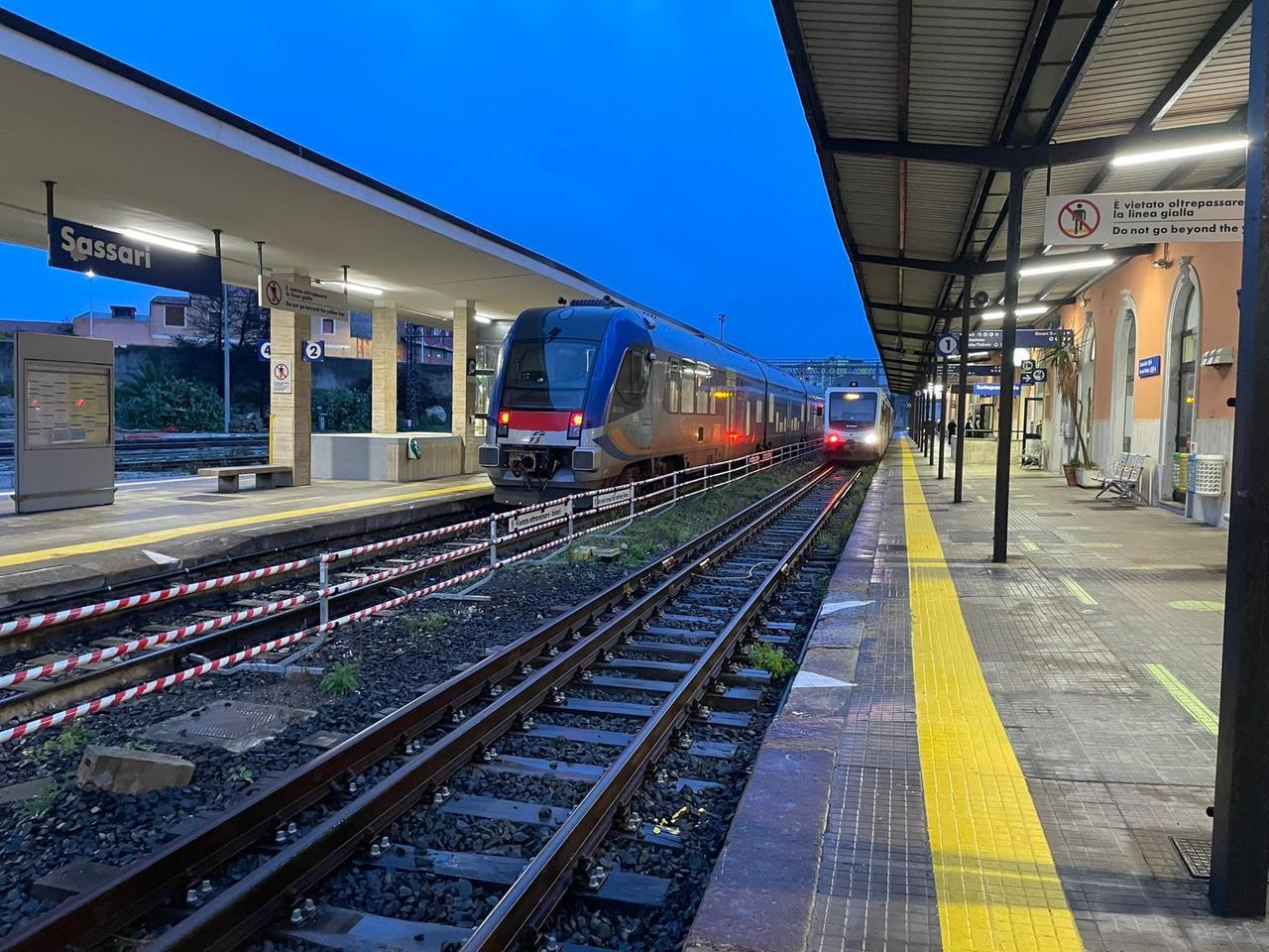 Treni in sosta nella stazione di Sassari