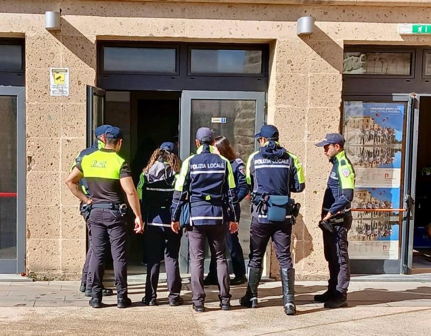 Uomo si barrica nei locali dei Servizi sociali: aggredito un agente