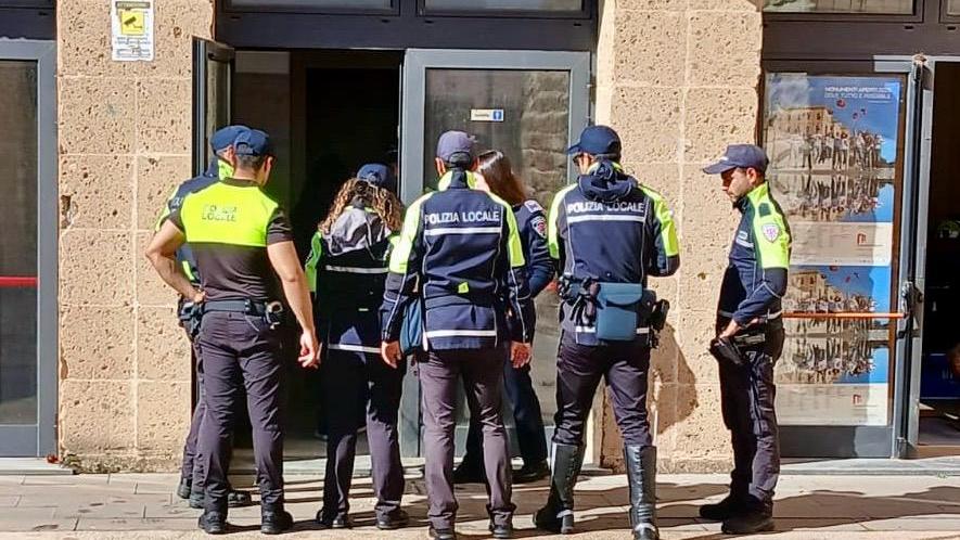 Uomo si barrica nei locali dei Servizi sociali: aggredito un agente