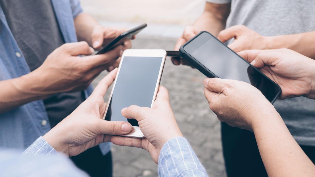 Gli gridavano “ciccione”, lo deridevano in chat ma i bulli vengono assolti: offese solo occasionali