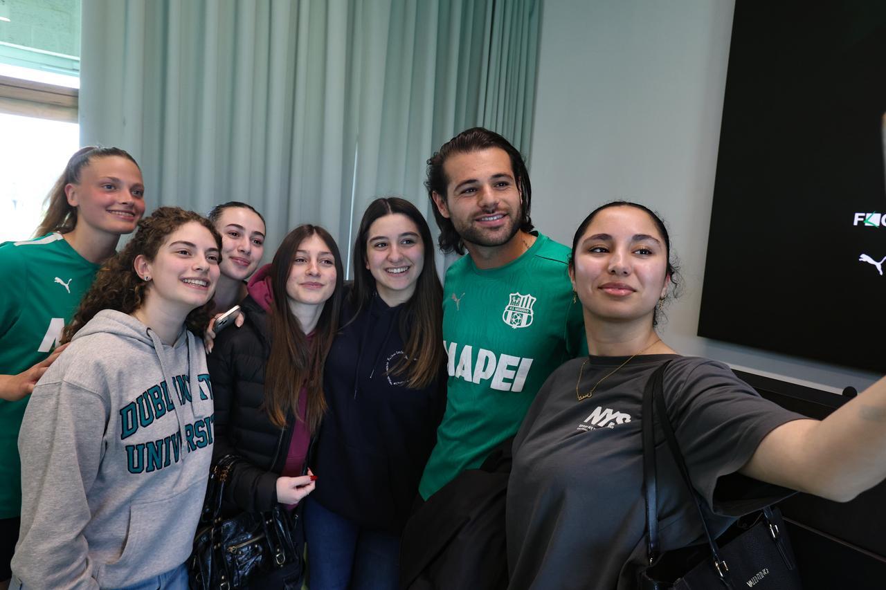 
	Un selfie delle studentesse del Sigonio con Nicholas Pierini ed Emma Girotto del Sassuolo

