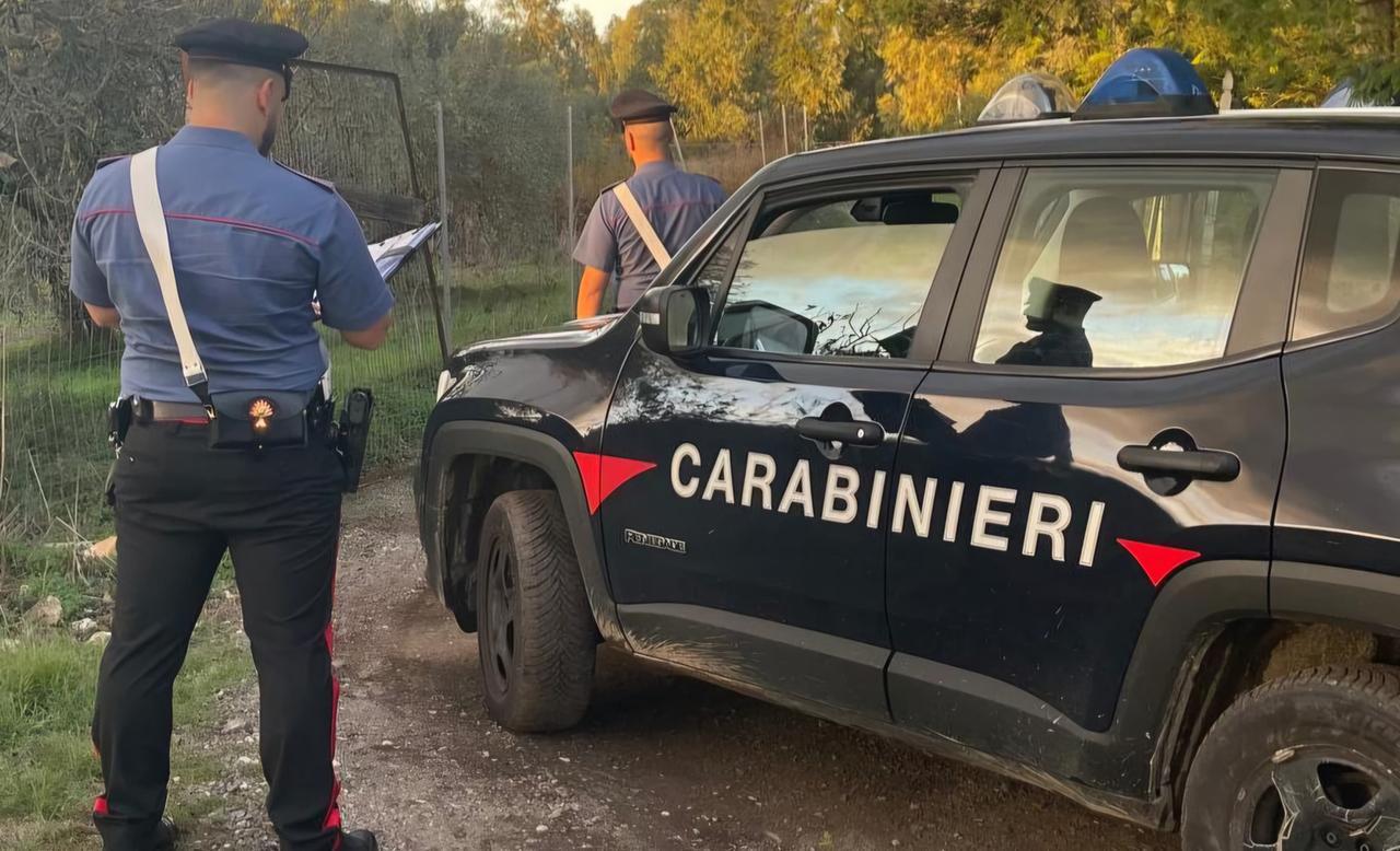 L’arbitro lo espelle e lui gli tira un calcio