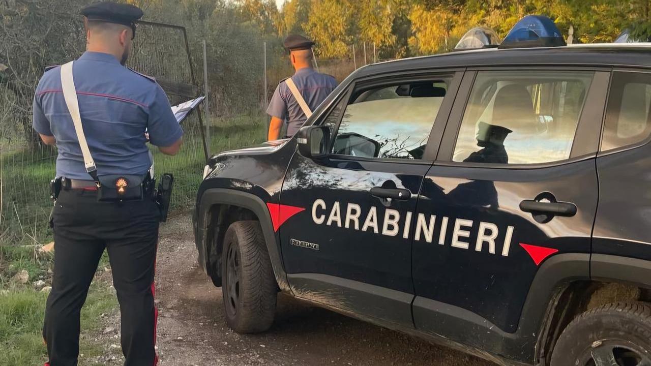 L’arbitro lo espelle e lui gli tira un calcio