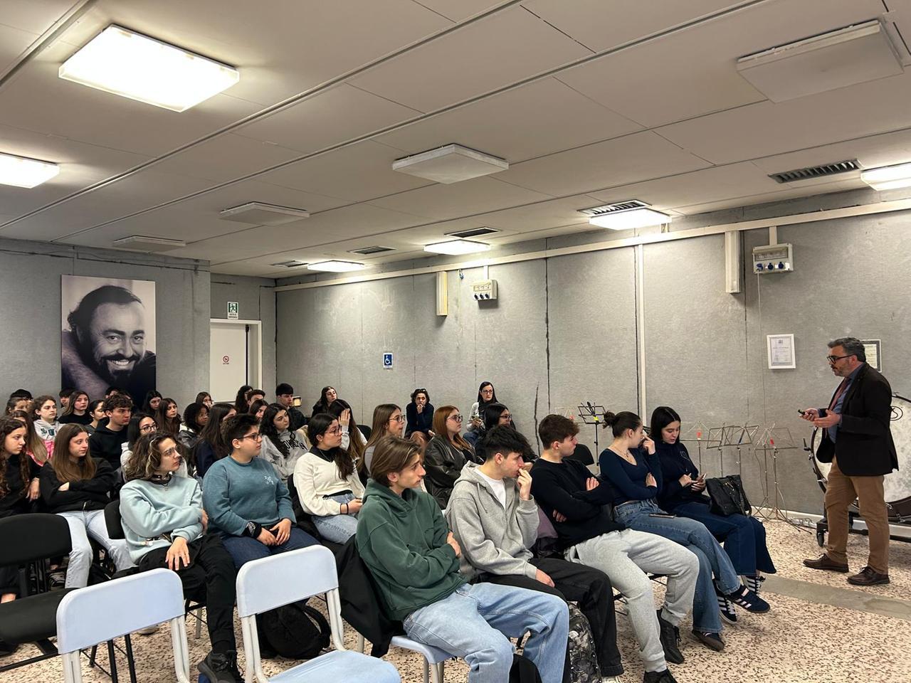 Gli studenti modensi a lezione Conad: «Da oltre 60 anni mettiamo al centro le persone»
