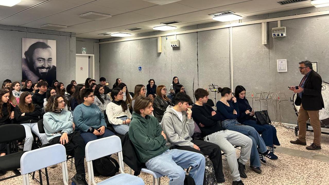 Gli studenti modensi a lezione Conad: «Da oltre 60 anni mettiamo al centro le persone»