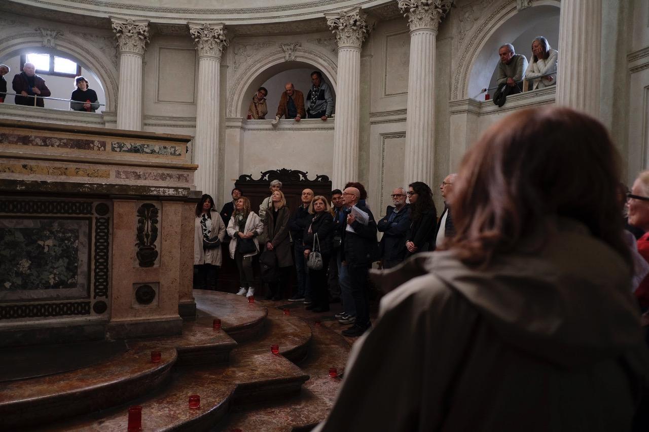 Oltre cento persone all’alba alla scoperta della Chiesa di San Girolamo: «Così  rispondiamo all’appello di Benny Benassi»