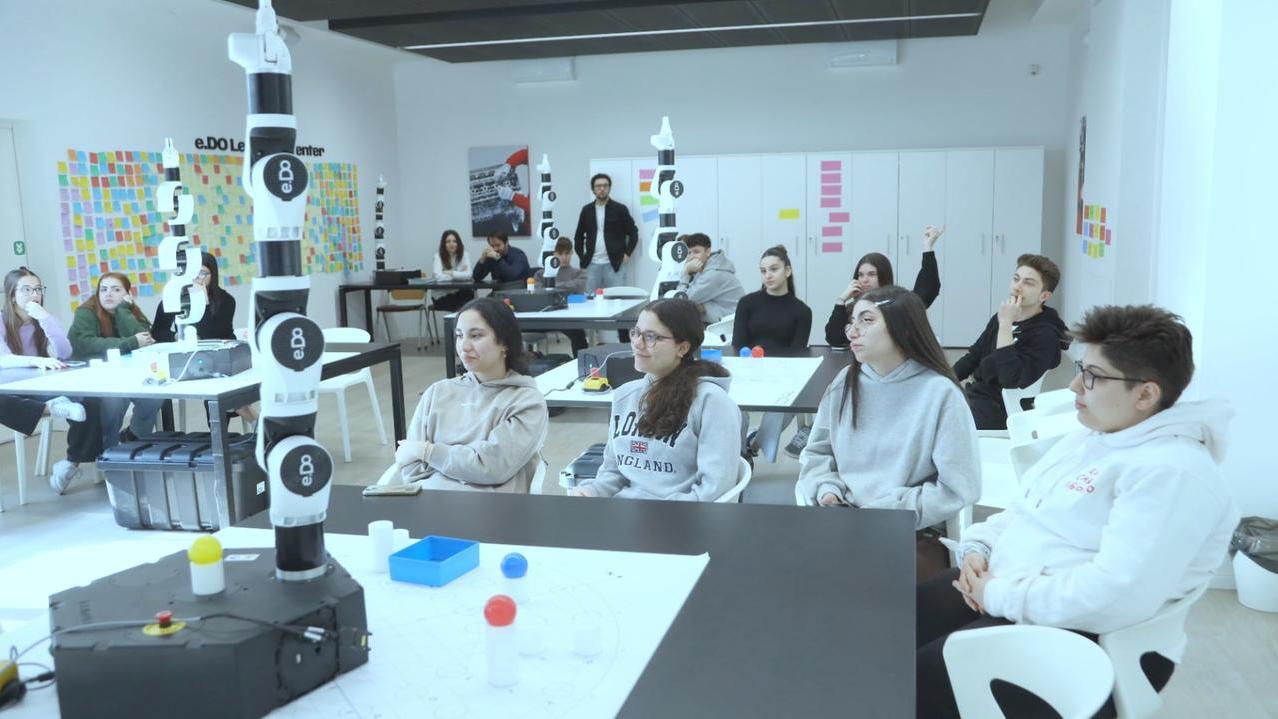 Gli studenti del Sigonio scoprono i segreti della robotica