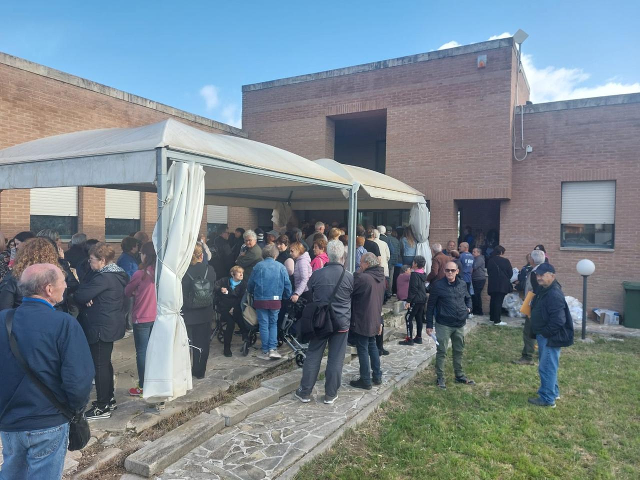 Persone in fila davanti al poliambulatorio a Terralba