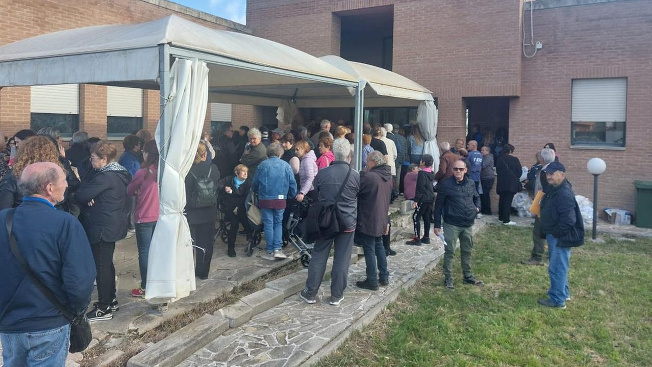 Persone in fila davanti al poliambulatorio a Terralba